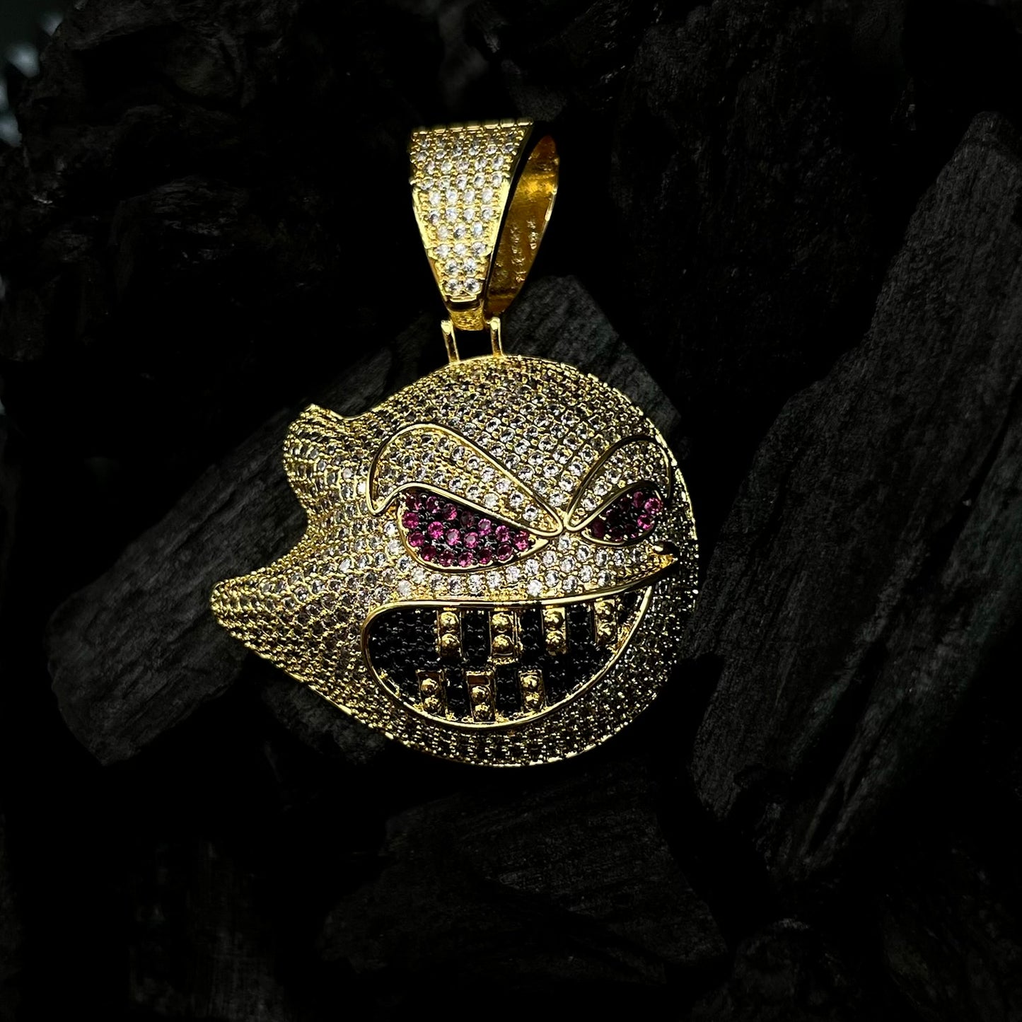 DIJE EVIL GHOST CON BAÑO DE ORO 18K