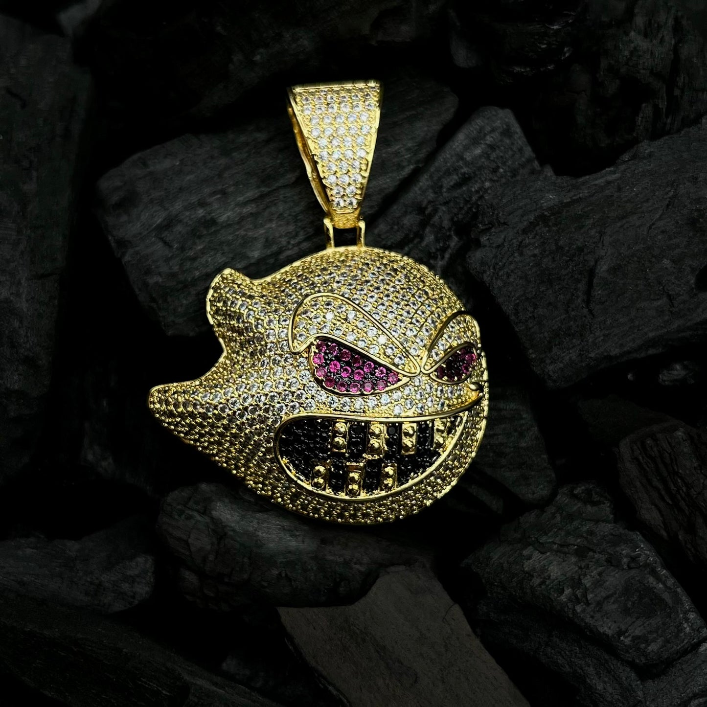 DIJE EVIL GHOST CON BAÑO DE ORO 18K