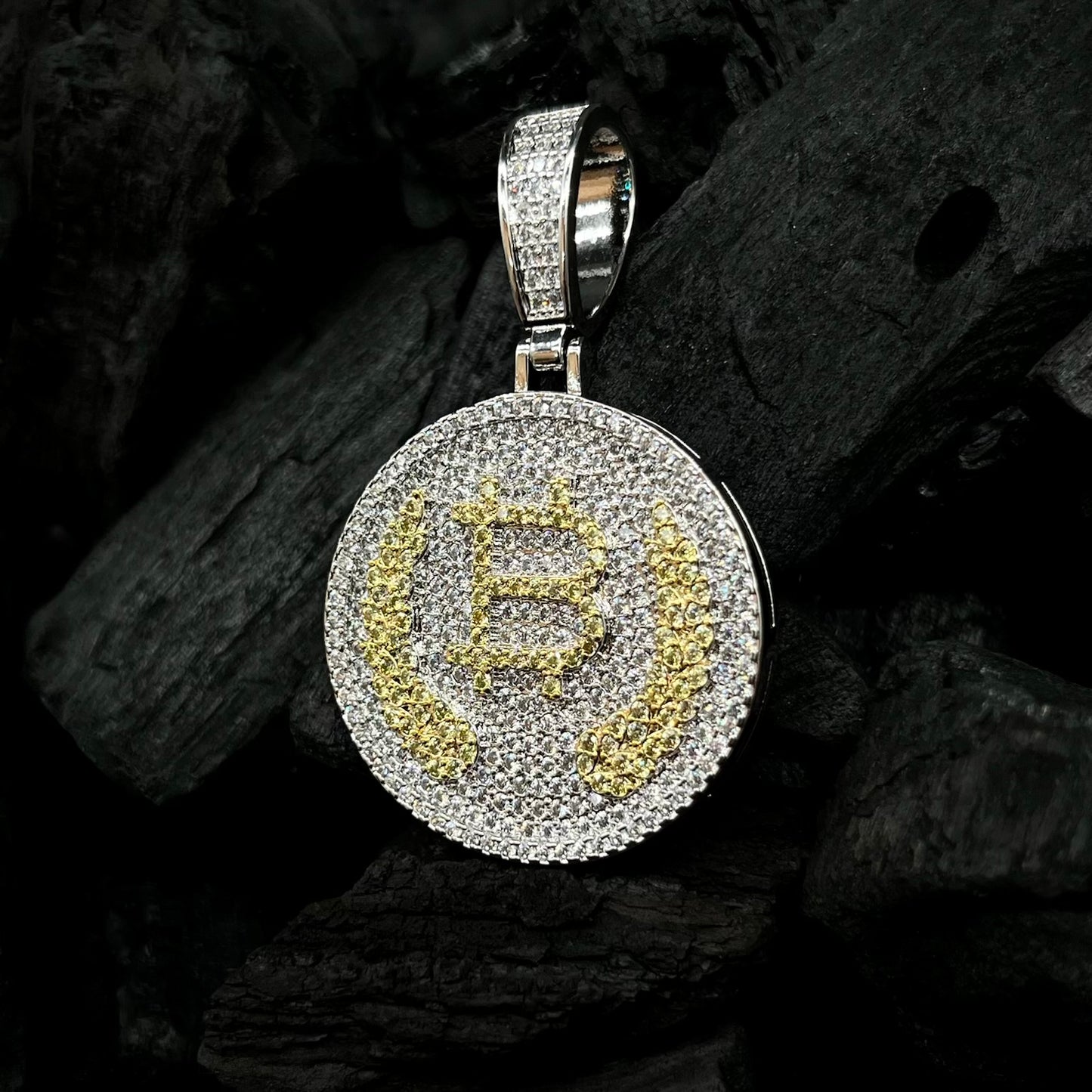 DIJE BITCOIN CHAPA DE ORO BLANCO CON DETALLES DORADOS