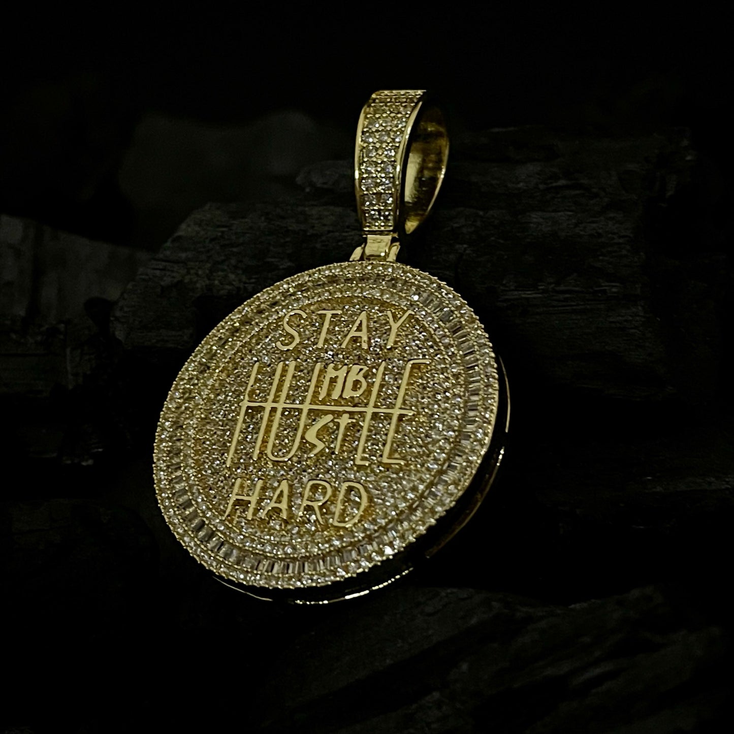 DIJE STAY HARD CHAPA DE ORO 18K